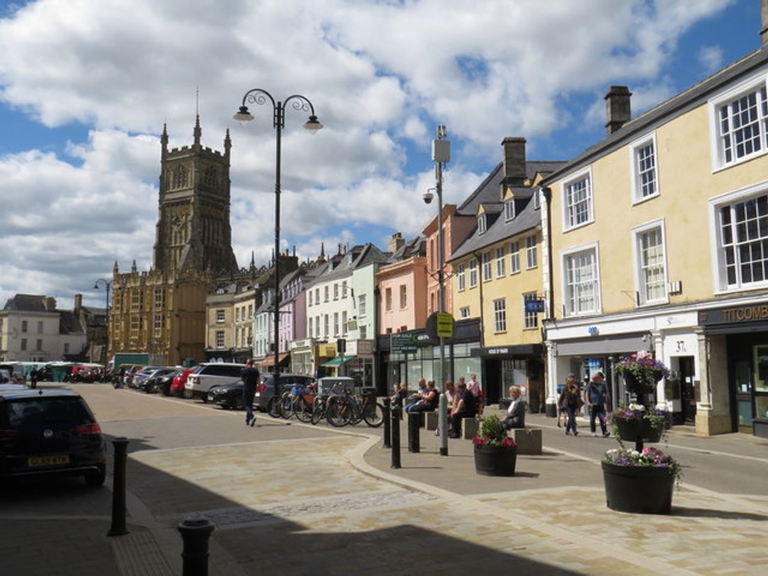 An image of the Market Square in Cirencester. Test Valley Digital help small businesses in Cirencester with their websites.