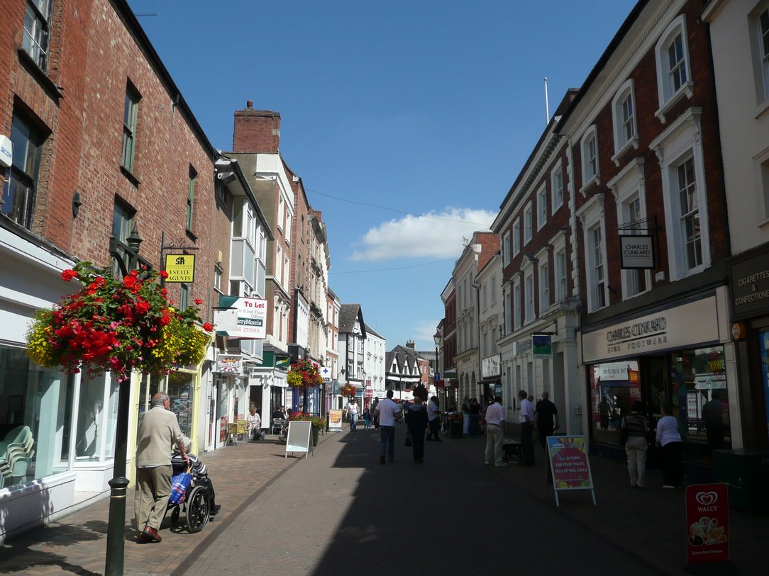 A photograph of Banbury High Street. Test Valley Digital support local businesses with their websites in Banbury and across the whole of Oxfordshire.