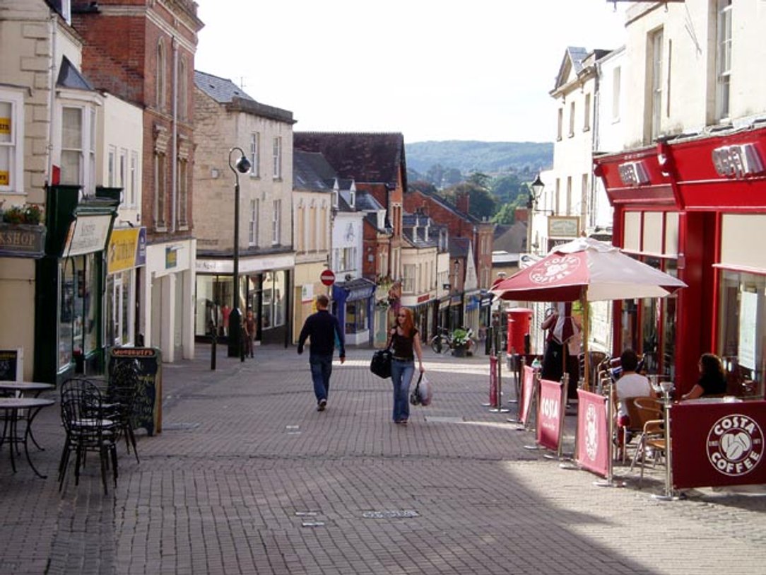 A picture of Stroud High Street in Stroud. Stroud is a location where Test Valley Digital help local businesses with their websites.